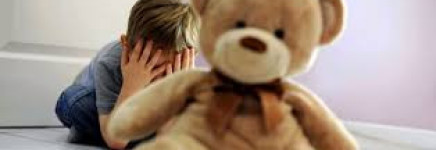 Theaterstuk Blauwe plekken over kindermishandeling raakt en verbindt